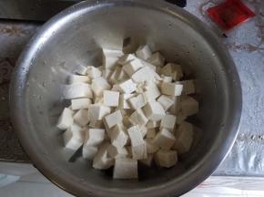 轻轻煮一下，沥水装到一个赶紧的盆内。