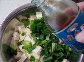 然后放凉，着急可以用冷水冲一下，把葱段加入，再淋上香油。