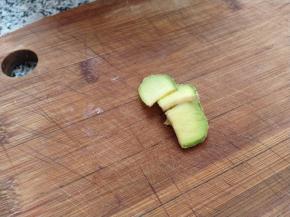 生姜切片，无需太薄。