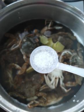 然后撒上一勺盐。