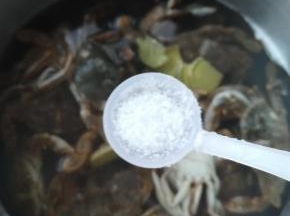 然后撒上一勺盐。