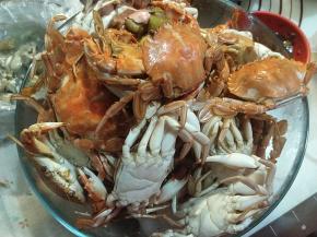 这种小螃蟹虽然个头不大，但是个顶个肥，十分鲜美，追剧当零食还是不错的。