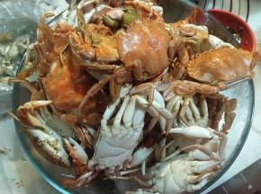 这种小螃蟹虽然个头不大，但是个顶个肥，十分鲜美，追剧当零食还是不错的。