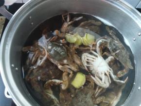 把姜片直接放入冷水锅内。