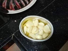 蒜、姜片放入锅里爆香后盛起备用