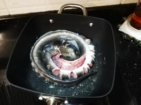 不粘锅放入油烧热再放入白鳝煎至微黄