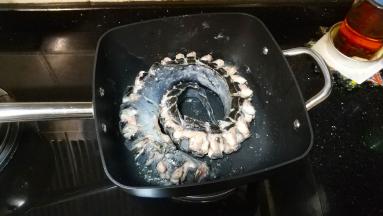 翻另一面煎至微黄，放入爆香了的蒜、姜