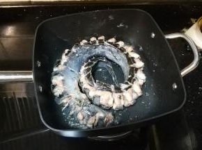 翻另一面煎至微黄，放入爆香了的蒜、姜