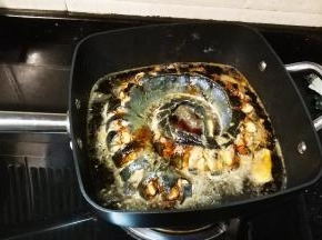 放入老抽、酱油、冰糖