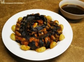 捞出蒜子放入盘子里，淋入汁即可