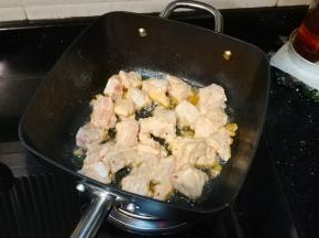 排骨用腌料腌一晚
锅里放入腌好的排骨煎焦