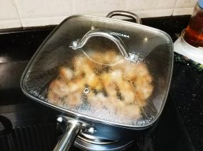 盖上盖子中火焗5分钟后再大火煎透两边即可