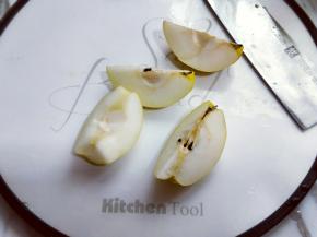 梨籽切四，去籽，切小块。
