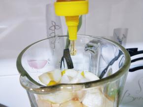 将切好的哈密瓜块与梨块放入杯体中，加入蜂蜜。