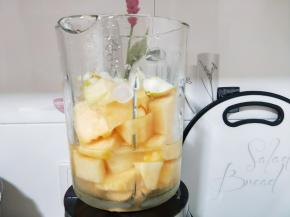 加入凉白开水或纯净水。