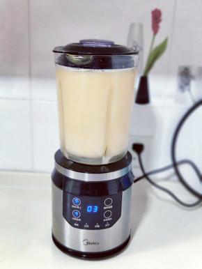 启动美的破壁机果蔬按键，口感细腻。