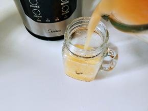 结束后断电，取下杯体，将果汁倒入杯中。