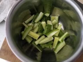 首先把黄瓜洗净，切成条放入一个小盆内。