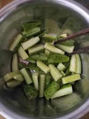 拌匀，然后密封腌渍至少半小时。