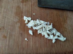 蒜瓣切末备用。