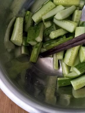 腌渍以后，会发现盆底会有不少水，倒出水分。