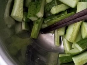 腌渍以后，会发现盆底会有不少水，倒出水分。