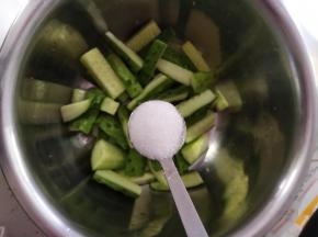 然后在盆内加入白糖。