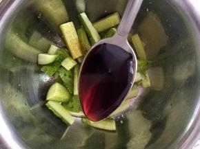 2勺生抽，一品鲜之类的也可以，但是不可以放老抽。