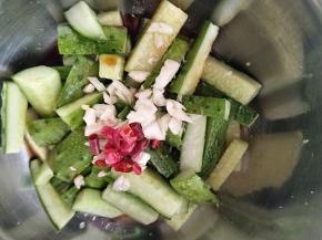 干辣椒切小段跟蒜末一起放到黄瓜中央。