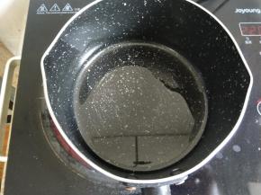 准备一口小锅，倒入少许植物油。