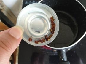 加入少许花椒。