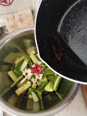 把热油浇到中央，烫出干辣椒跟蒜末的香味，但是小心不要把花椒倒进去。