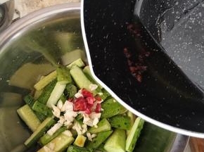 把热油浇到中央，烫出干辣椒跟蒜末的香味，但是小心不要把花椒倒进去。