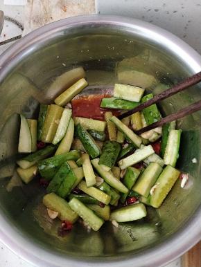 用筷子快速简单的搅拌均匀。