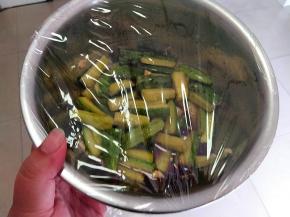 然后再次用保鲜膜密封入味。