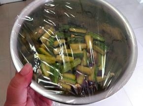 然后再次用保鲜膜密封入味。