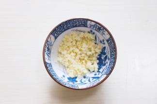 先调酱汁：蒜瓣切碎