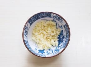 先调酱汁：蒜瓣切碎