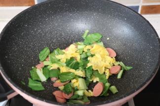 放入青菜火腿一起翻炒至青菜至软