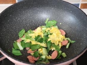 放入青菜火腿一起翻炒至青菜至软