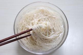 面条煮至八分熟捞出放凉开水中，用筷子调松，让面条更有劲道，快速降温，面条不粘连。
