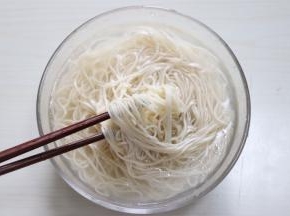 面条煮至八分熟捞出放凉开水中，用筷子调松，让面条更有劲道，快速降温，面条不粘连。