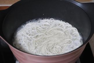锅中水烧开放入水面条煮开，加半碗凉水、加少许盐和几滴油这样面条更劲道
