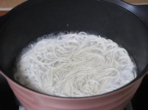 锅中水烧开放入水面条煮开，加半碗凉水、加少许盐和几滴油这样面条更劲道
