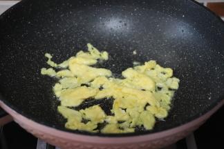 锅中放油烧热先煎鸡蛋翻炒散