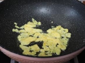 锅中放油烧热先煎鸡蛋翻炒散