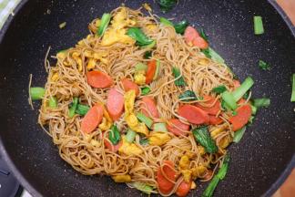 加小半勺老抽、半汤匙蚝油、少许盐、鸡精少许翻炒均匀即可出锅