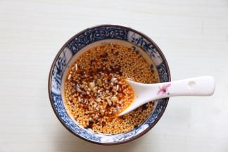 搅拌均匀凉拌酱汁完成