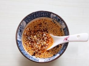 搅拌均匀凉拌酱汁完成
