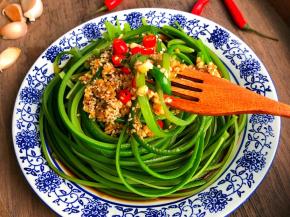 手撕长条（一根大概分3-4份）依次码好放盘中